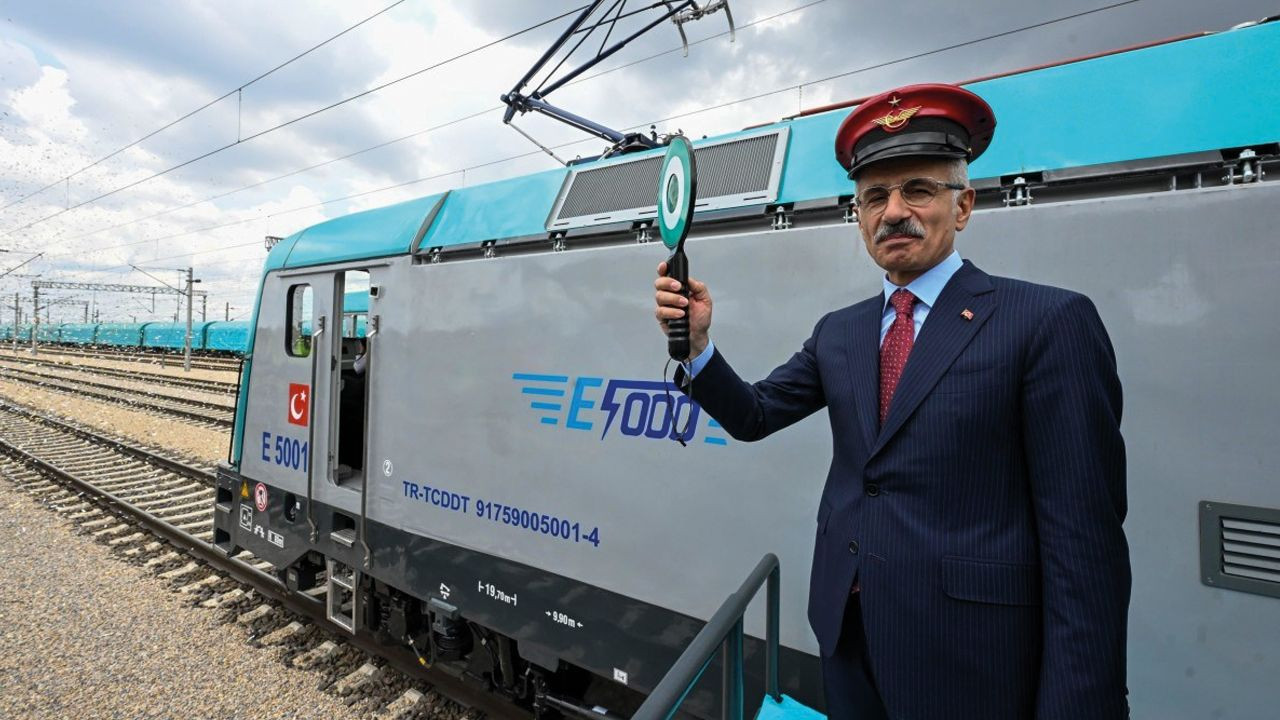 Türkiye'nin Gururu Raylarda! Yerli Lokomotif E5000 İlk Seferini Tamamladı