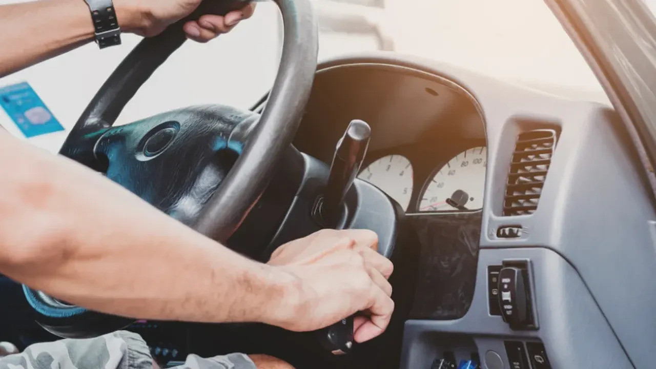 Araba Sahiplerinin En Büyük Hatası: Motorunuzu Yarıya İndiren Hata! Çözüm İse Çok Basit…