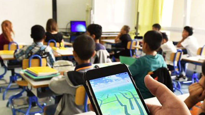 Okulda Cep Telefonu Devri Kapanıyor: Öğretmenler de Kapsamda! İşte MEB'in Yeni Dönem, Yeni Kararları