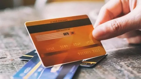 Kullanmadığı Kredi Kartını İptal Etmeyenler Yandı: Finansal Geleceğinizi Karartabilir!