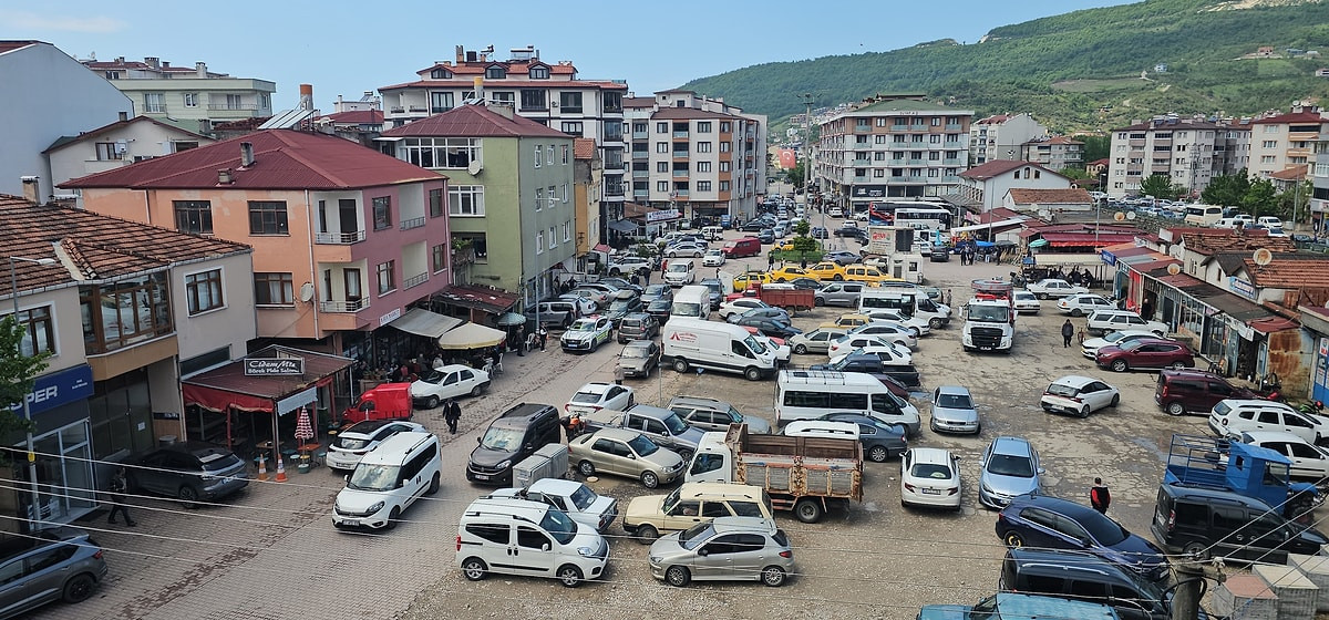 Cide’de Bayram Yoğunluğu: Nüfus 10 Katına Çıktı, Trafik Felç Oldu!