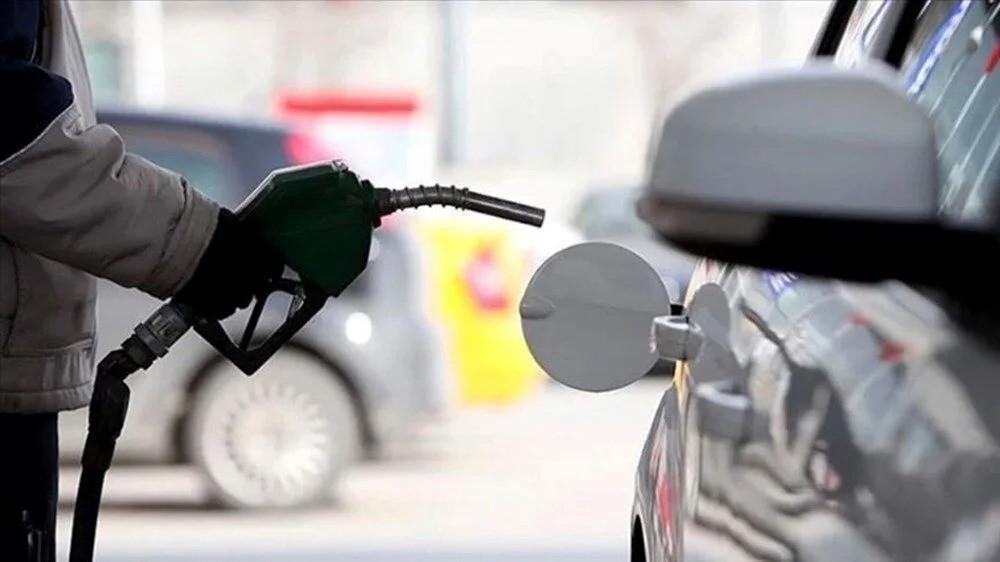 Benzine Yeni Zam Geldi: Fiyatlar Bazı Şehirlerde 72 TL'yi Aştı